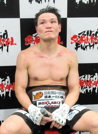 　敗戦後、険しい表情で取材に応じる野中