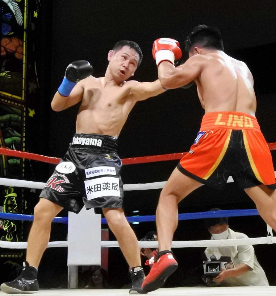 　約２年ぶりの試合で勝利した高山勝成（左）