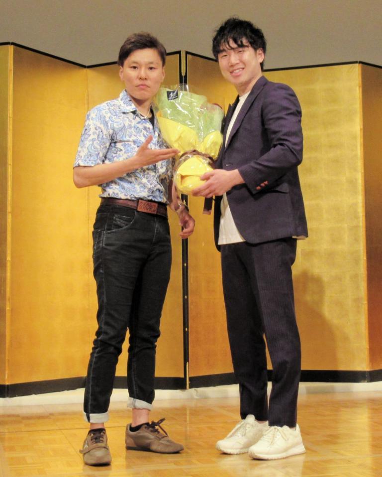 　後援会の祝勝会で元女子世界王者の多田悦子さんから花束を受ける寺地拳四朗（右）