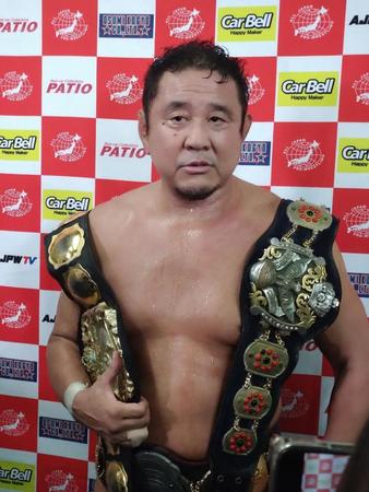 　三冠ヘビー級王座防衛に成功し３本のベルトを巻き付け喜ぶ永田裕志