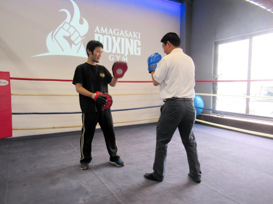 　宇久会長を相手にミットを打つ尼崎市の松本真市長