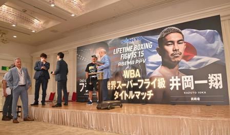 　フランコの計量失敗で話し合う関係者（撮影・西岡正）