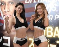 　ラウンドガールを務める上原沙弓理さん（左）と石田梨緒さん（撮影・棚橋慶太）