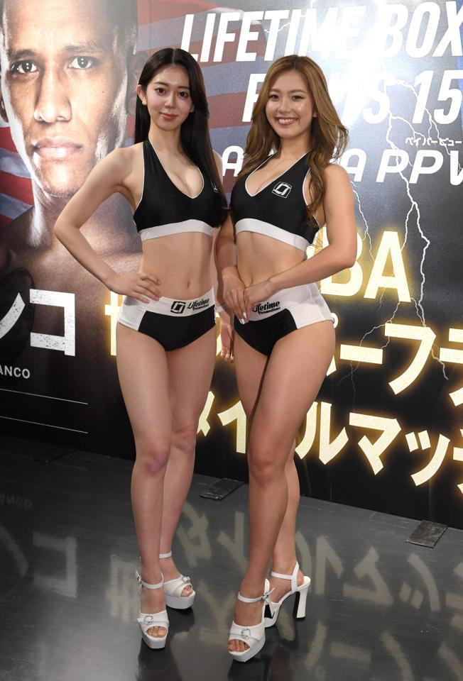 　ラウンドガールを務める上原沙弓理さん（左）と石田梨緒さん（撮影・棚橋慶太）