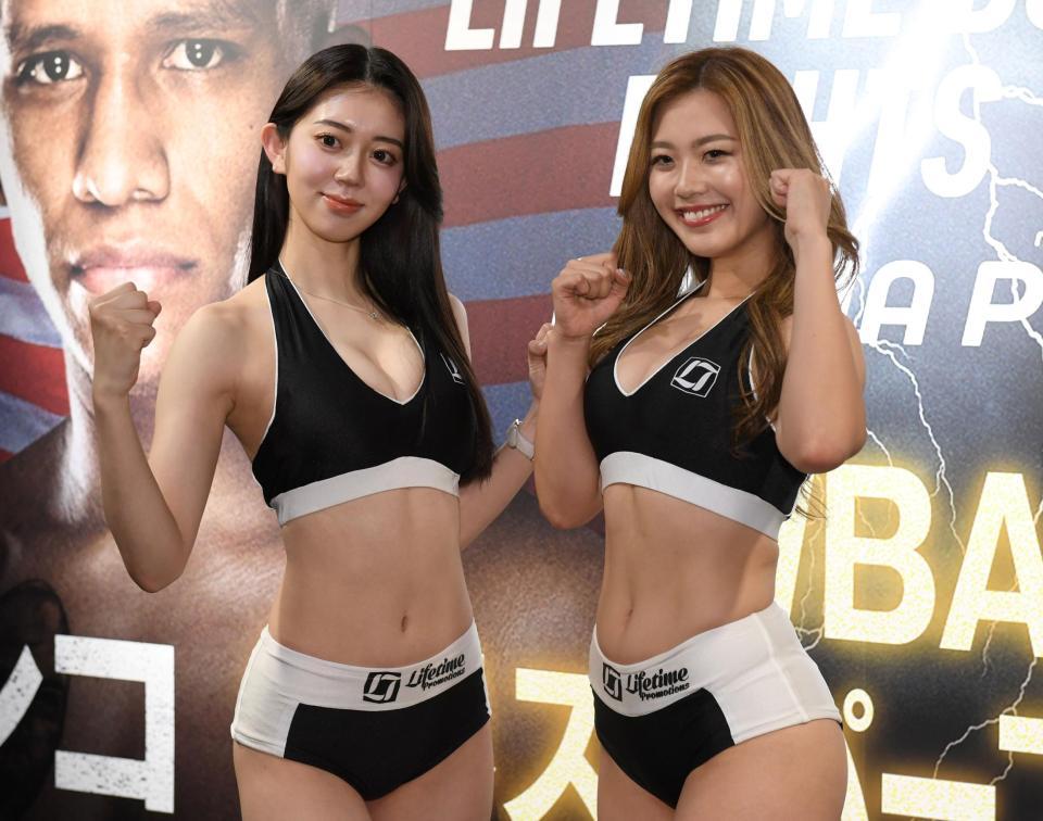 　ラウンドガールを務める上原沙弓理さん（左）と石田梨緒さん（撮影・棚橋慶太）