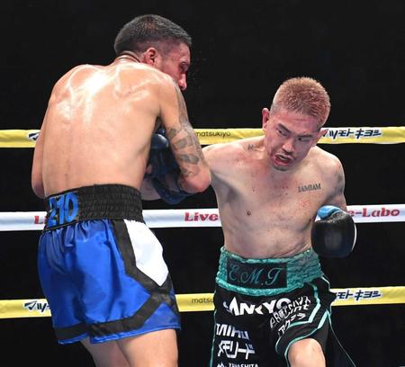 　５回、フランコ（左）に右フックを浴びせる井岡一翔（撮影・棚橋慶太）