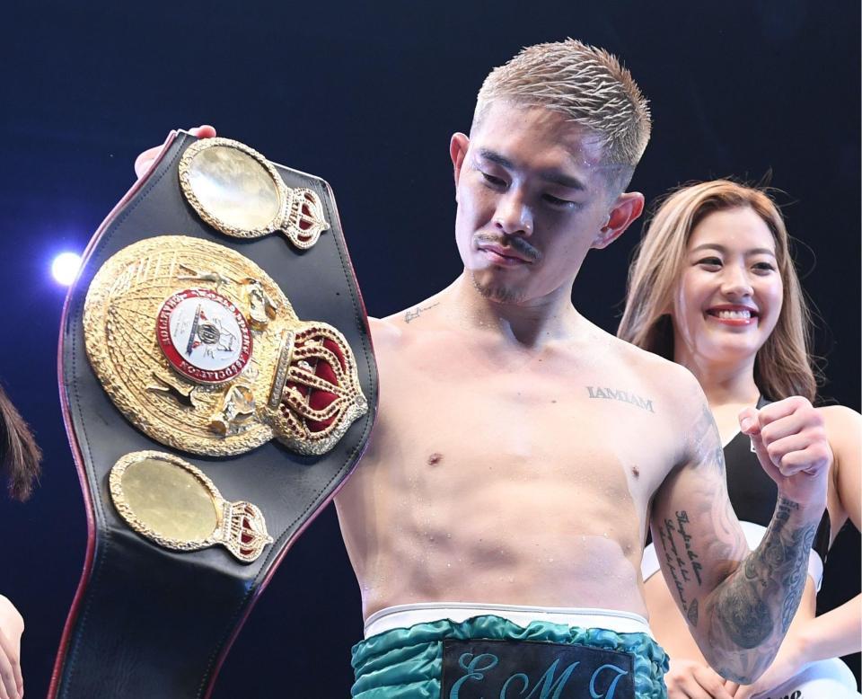 　新王者となり、感慨深くベルトを見つめる井岡一翔（撮影・棚橋慶太）