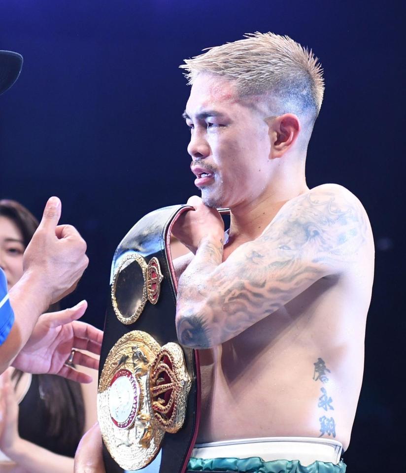 　新王者となり、感極まる井岡一翔（撮影・棚橋慶太）