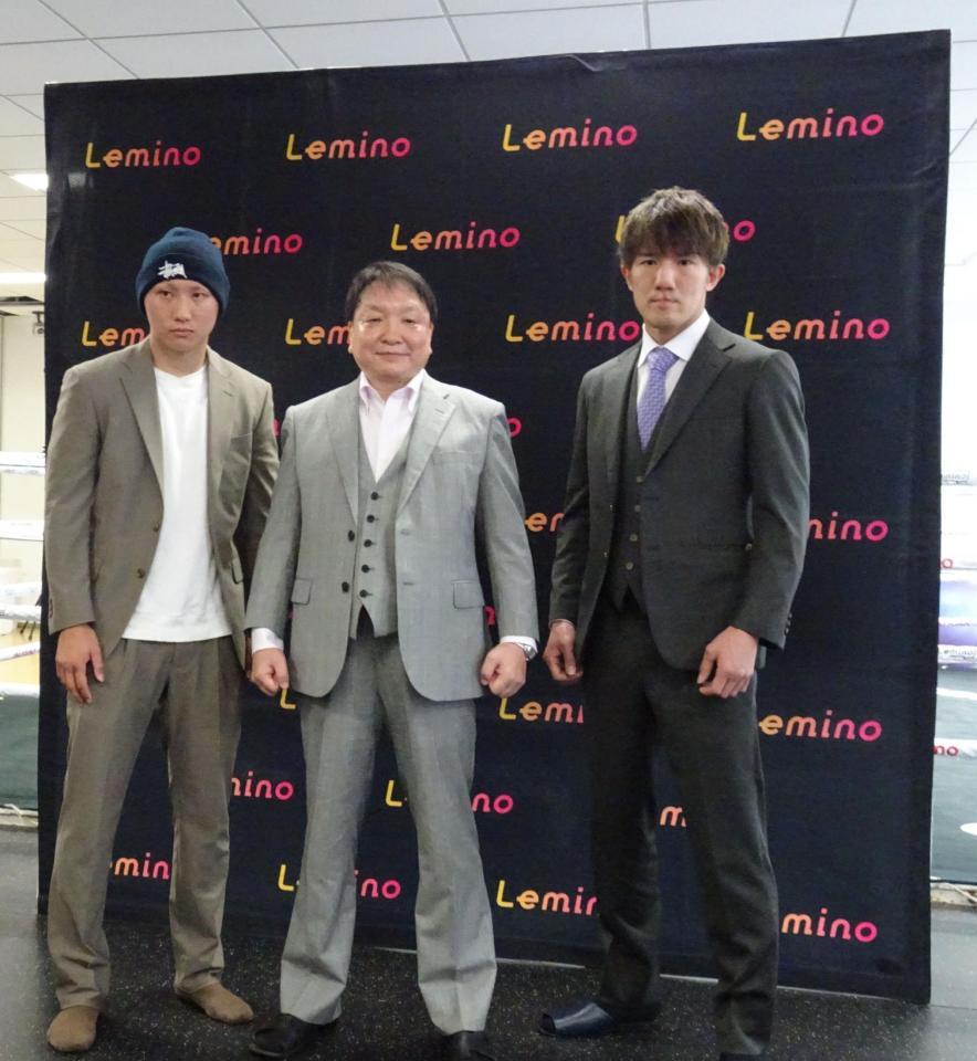 　ＷＢＯアジアパシフィック王座決定戦に出場する松本圭佑（左）とＷＢＯアジアスーパーライト級王座決定戦に出場する井上浩樹（右）と大橋秀行会長