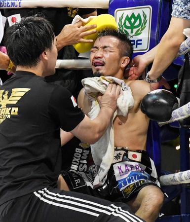 　８回、パンヤ・プラダブシーにＴＫＯ負けした田中教仁（共同）