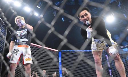 　試合後に笑顔を見せるこめお、超１０人ニキ（左）（撮影・堀内翔）