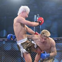 　冨澤大智が虎之介（右）からダウンを奪う（撮影・堀内翔）