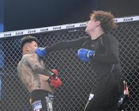 　松井健（左）にパンチを出す舞杞維沙耶（撮影・堀内翔）