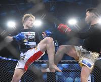 　攻め合う超１０人ニキ（左）、こめお（撮影・堀内翔）