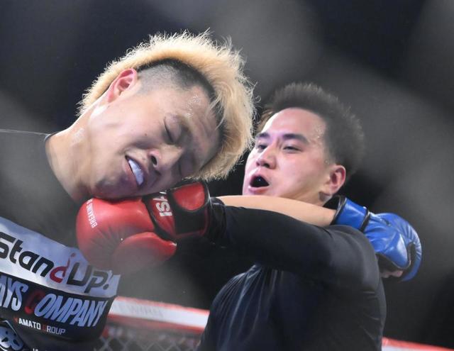 【写真】左!右!膝蹴り相撃ち 譲れないこめおVS超10人ニキ 会場騒然