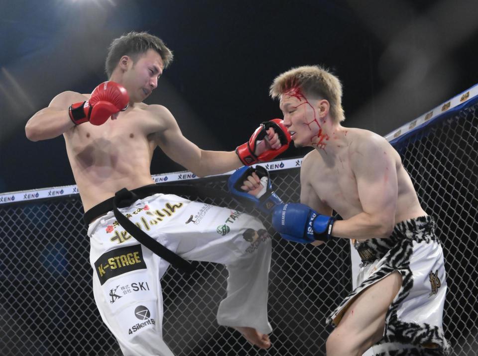 　ＭＡＳＡＭＵＮＥ（右）に攻め込むダンチメン・あつき（撮影・堀内翔）