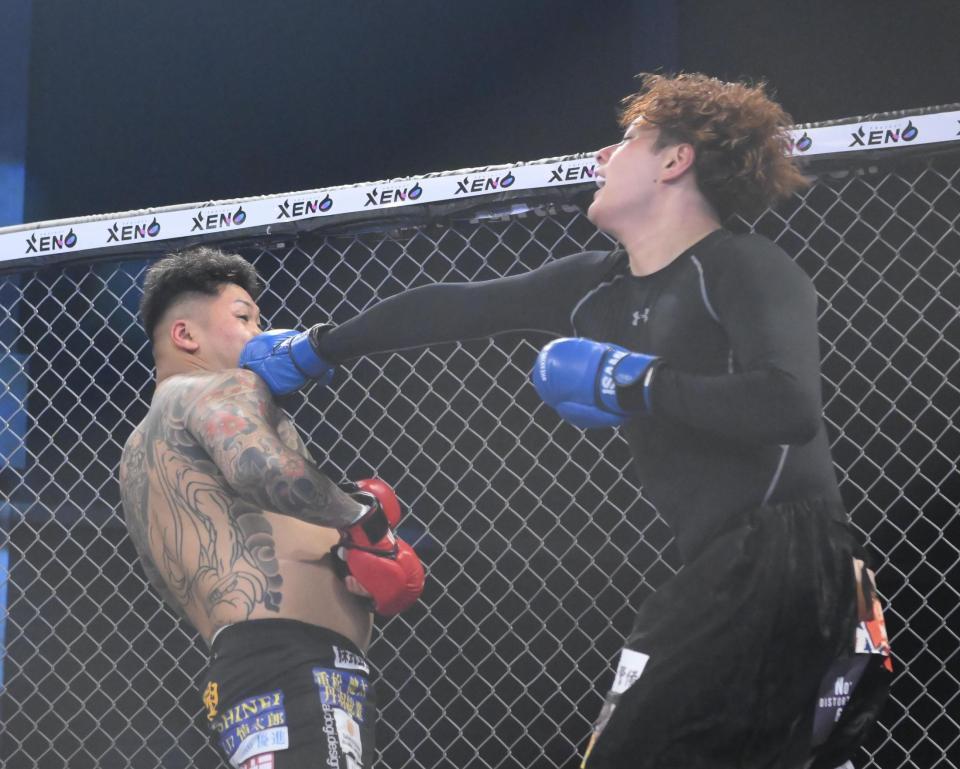 　松井健（左）にパンチを出す舞杞維沙耶（撮影・堀内翔）