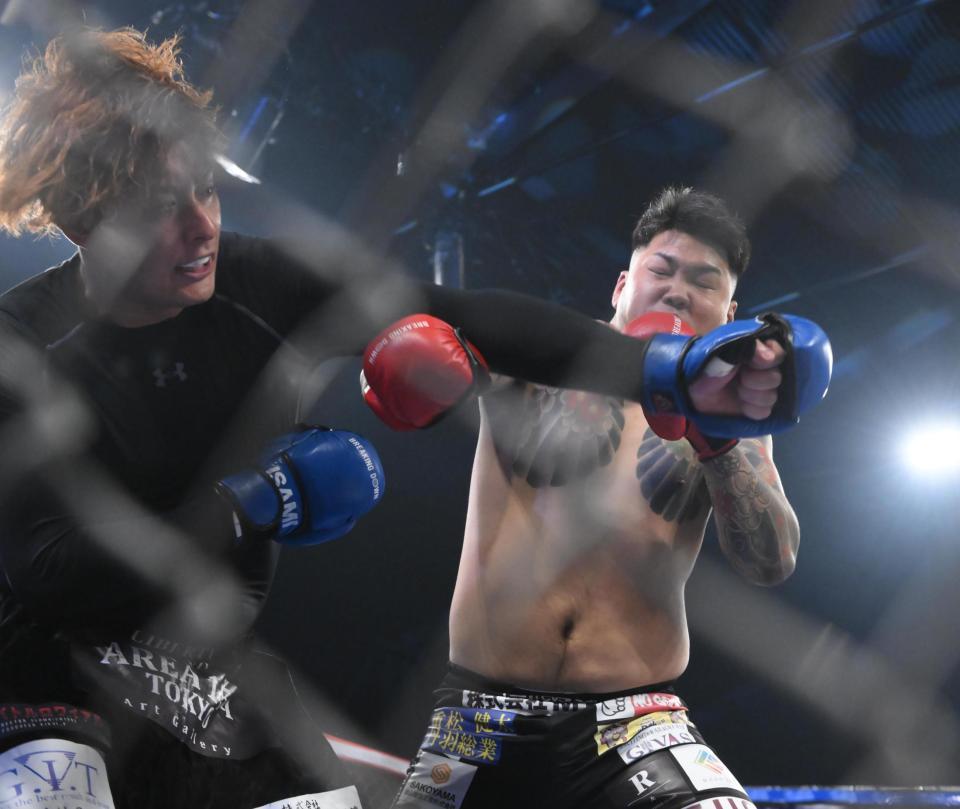 　舞杞維沙耶（左）にパンチを出す松井健（撮影・堀内翔）