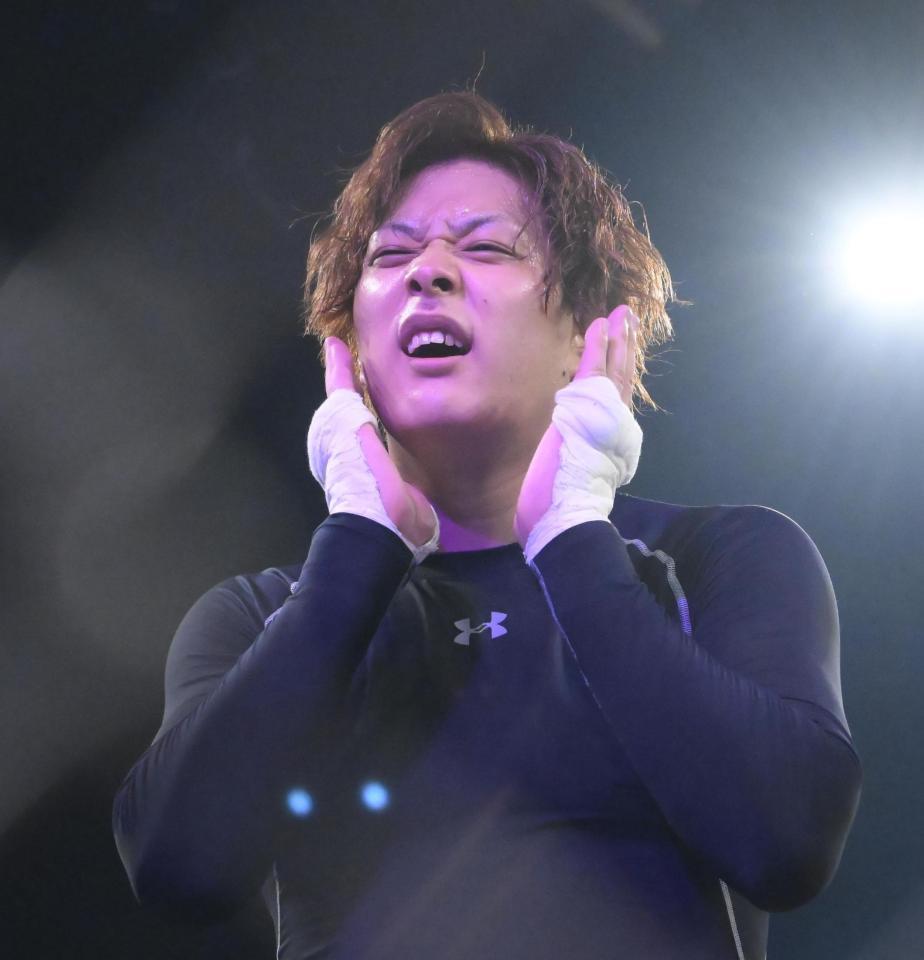 　試合を終えて顎を押さえる舞杞維沙耶（撮影・堀内翔）