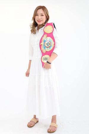 世界王者のベルトを肩にかけほほ笑む黒木優子