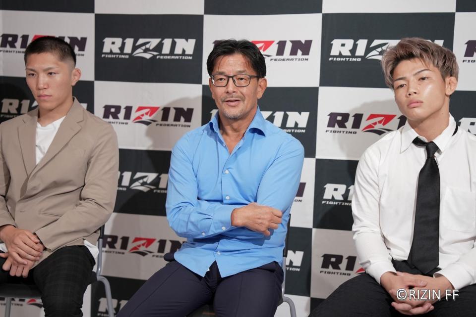 　「超　ＲＩＺＩＮ．２」追加カード会見で対戦が決まったヒロヤ（右）と伊藤裕樹（左）と榊原ＣＥＯ