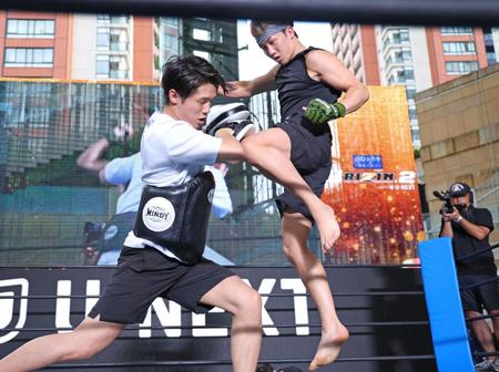 　六本木ヒルズで公開練習する朝倉未来（右）＝撮影・吉澤敬太