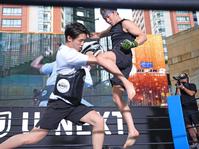 　六本木ヒルズで公開練習する朝倉未来（右）＝撮影・吉澤敬太