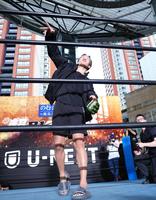 　ファンにサイン入りグローブを投げる朝倉未来（撮影・吉澤敬太）