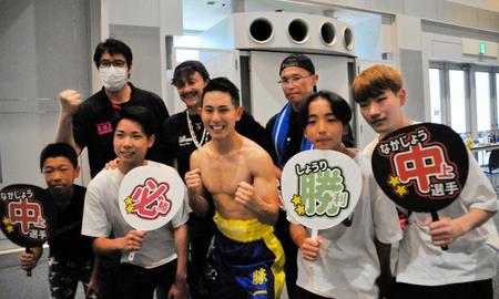 　陣営とともに西日本新人王戦の決勝進出を喜ぶ医師ボクサーの中上勝一朗（前列中央）