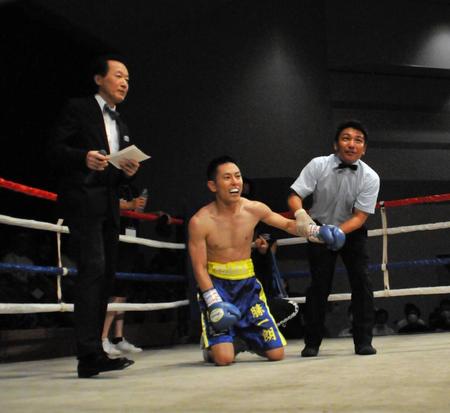 　西日本新人王戦準決勝で、勝利判定を聞いて崩れ落ちる医師ボクサーの中上勝一朗（中央）