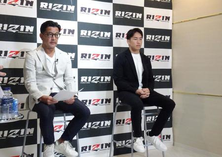 　「超ＲＩＺＩＮ．２」欠場を発表する朝倉海。左は榊原ＣＥＯ