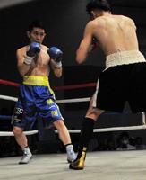 　フットワークを生かして西日本新人王戦で決勝に進出した医師ボクサーの中上勝一朗（左）