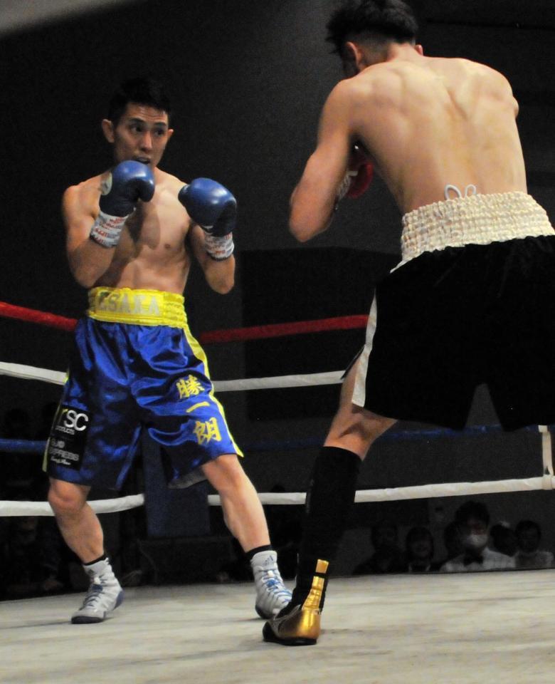 　フットワークを生かして西日本新人王戦で決勝に進出した医師ボクサーの中上勝一朗（左）