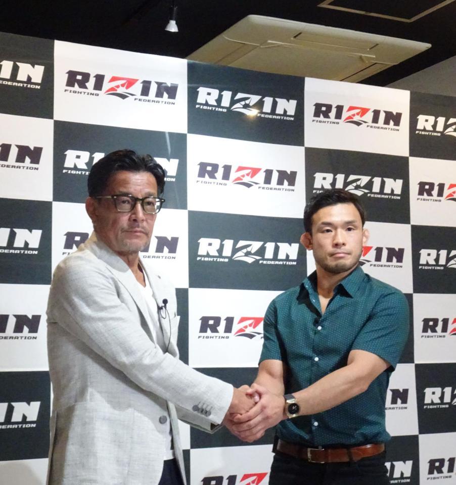 　朝倉海の代役で急きょフアン・アーチュレッタ戦に出場することになった扇久保博正（右）と榊原ＣＥＯ