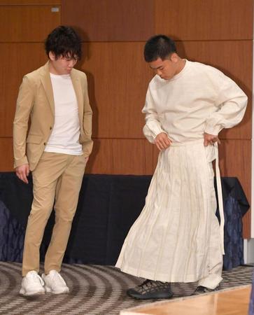 　ＷＢＣ・ＷＢＡ世界ライトフライ級王者・寺地拳四朗（左）と話す那須川天心（撮影・佐々木彰尚）