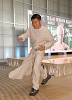 　体を動かす那須川天心（撮影・佐々木彰尚）