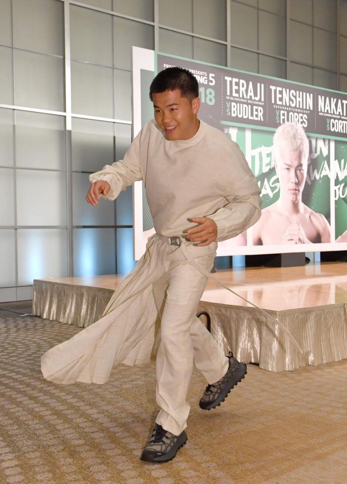 　体を動かす那須川天心（撮影・佐々木彰尚）