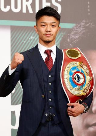 　世界戦に向けポーズをとるＷＢＯスーパーフライ級王者の中谷潤人＝１９日、東京都内