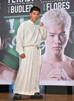 　気合いの入った表情で写真撮影に臨む那須川天心　※※　＝東京都内のホテル