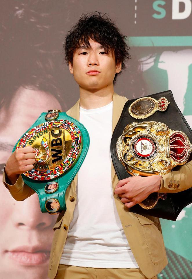 　世界戦に向けポーズをとるＷＢＡ、ＷＢＣライトフライ級統一王者の寺地拳四朗＝１９日、東京都内