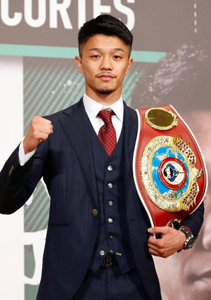 　世界戦に向けポーズをとるＷＢＯスーパーフライ級王者の中谷潤人＝１９日、東京都内