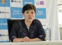 　引退会見でボクシング生活を振り返る多田悦子