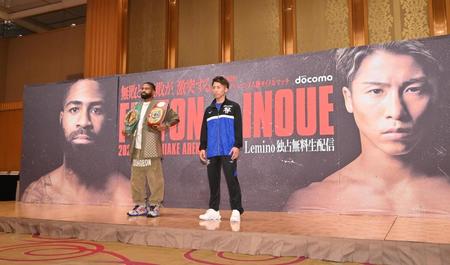 　並んでポーズをとるスティーブン・フルトン（左）と井上尚弥（撮影・西岡正）