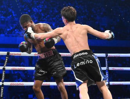 　８回、強烈な左がフルトンの顔面にヒット