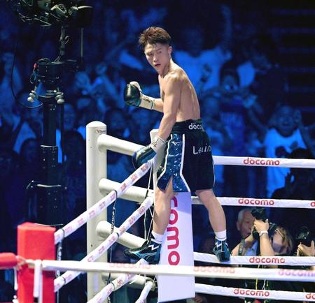 　コーナーに登ってガッツポーズする井上尚弥