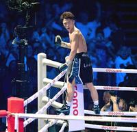 　コーナーに登ってガッツポーズする井上尚弥