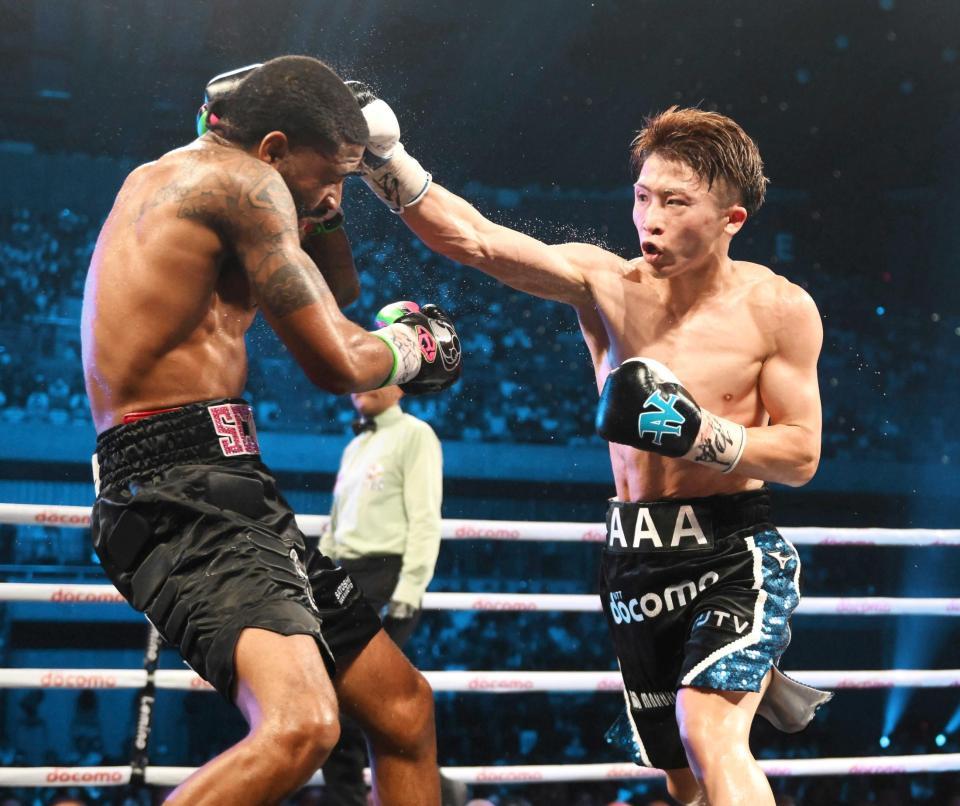 　５回、フルトン（左）を攻める井上尚弥（撮影・堀内翔）