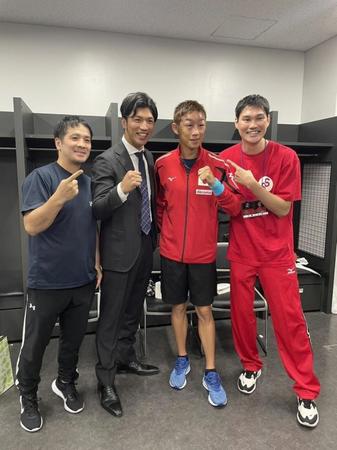 　ロンドン五輪代表が１１年ぶりに集結し、世界戦後の清水聡（右から２番目）を労う村田諒太氏（左から２番目）須佐勝明氏（左）と鈴木康弘氏（右）＝大橋ジム関係者提供