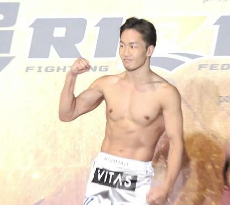 　計量をクリアしガッツポーズをつくる朝倉未来