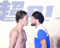 　フェイスオフでにらみ合う朝倉未来（左）とヴガール・ケラモフ